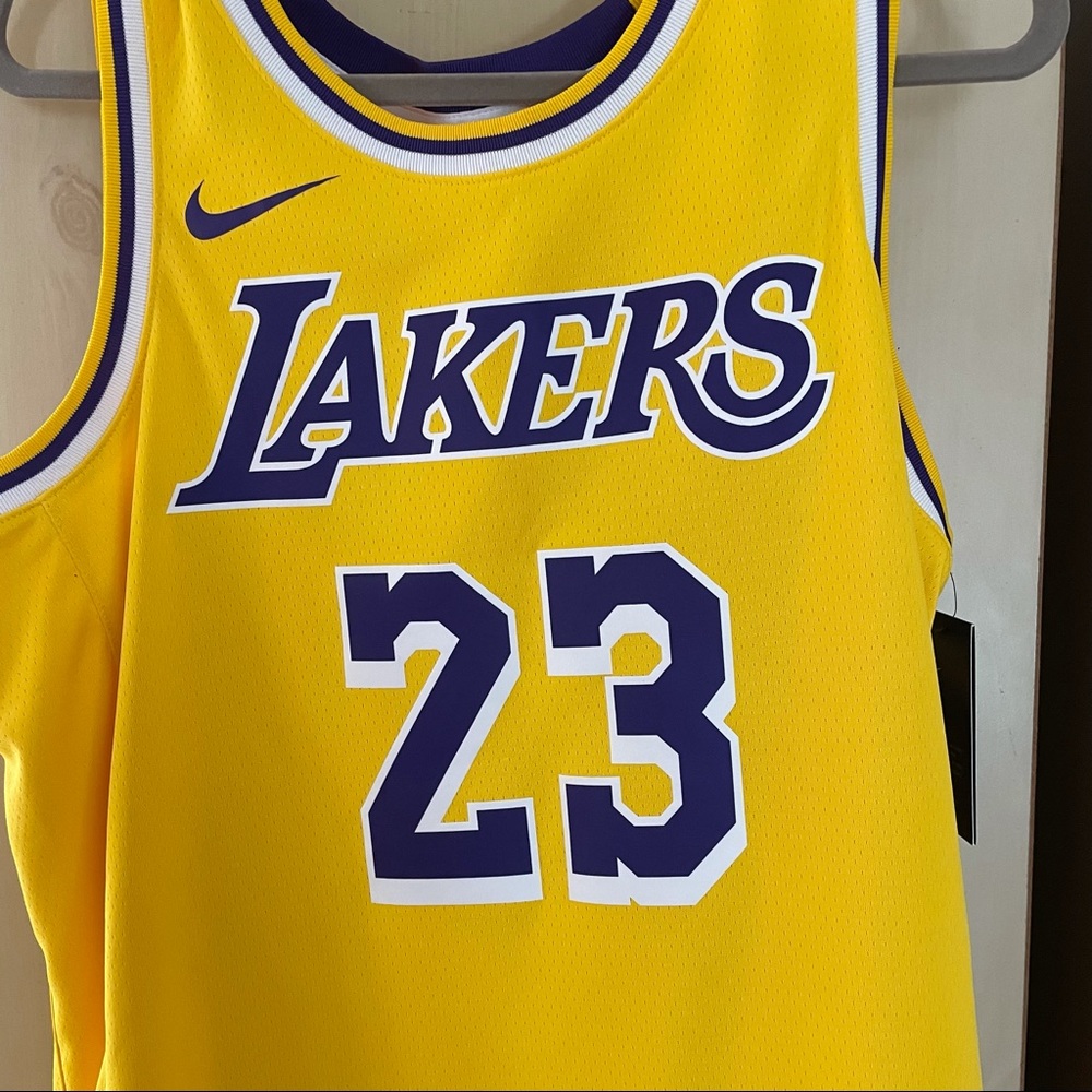 NWT Men’s LeBron James Lakers #23 Nike jersey size Large and game towel